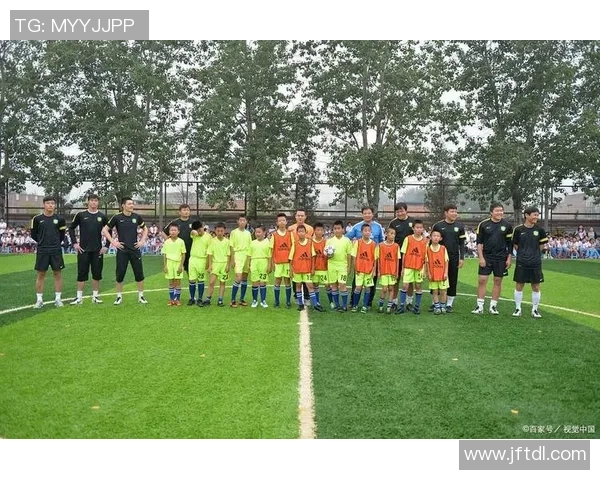 带你看足球领略绿茵场上的激情与梦想一起感受比赛的魅力与团队的精神 带你看足球领略绿茵场上的激情与梦想一起感受比赛的魅力与团队的精神