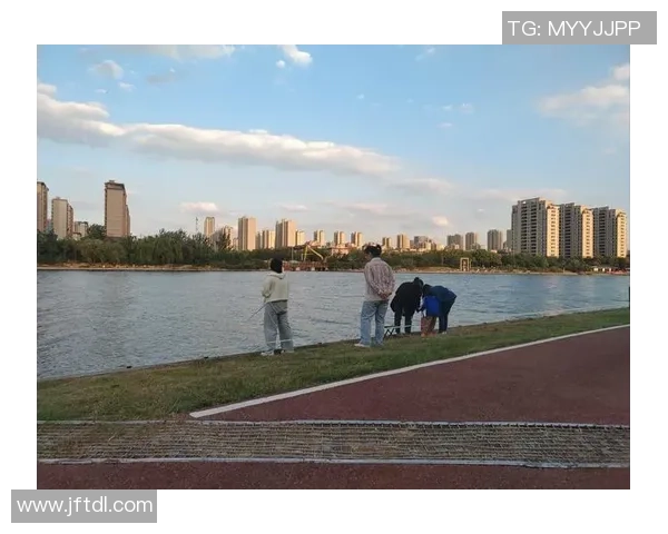 阳光明媚的午后我们在草地上尽情踢足球欢声笑语伴随每一个进球瞬间